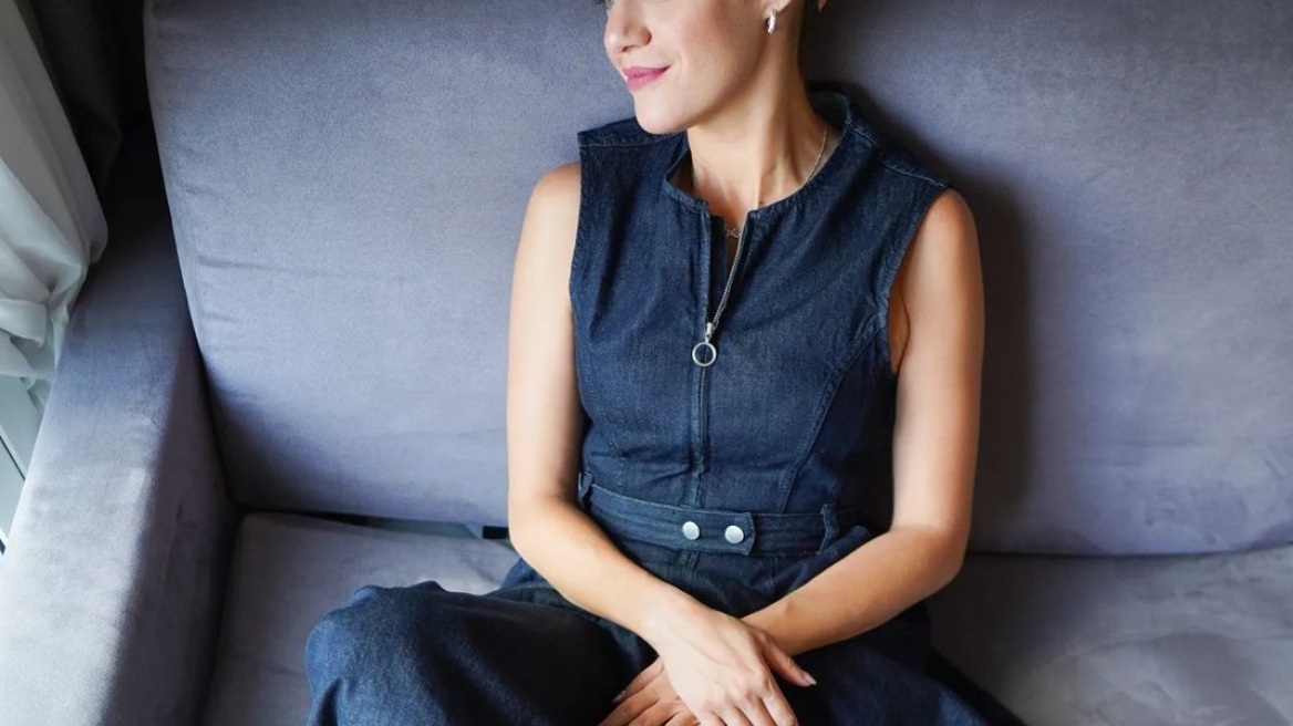 Η Τζένη Θεωνά με τα άσχημα παπούτσια που αγαπάμε να μισούμε