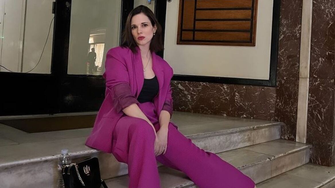 H Ευγενία Δημητροπούλου πόνταρε σε φούξια κοστούμι για τη βραδινή της έξοδο 