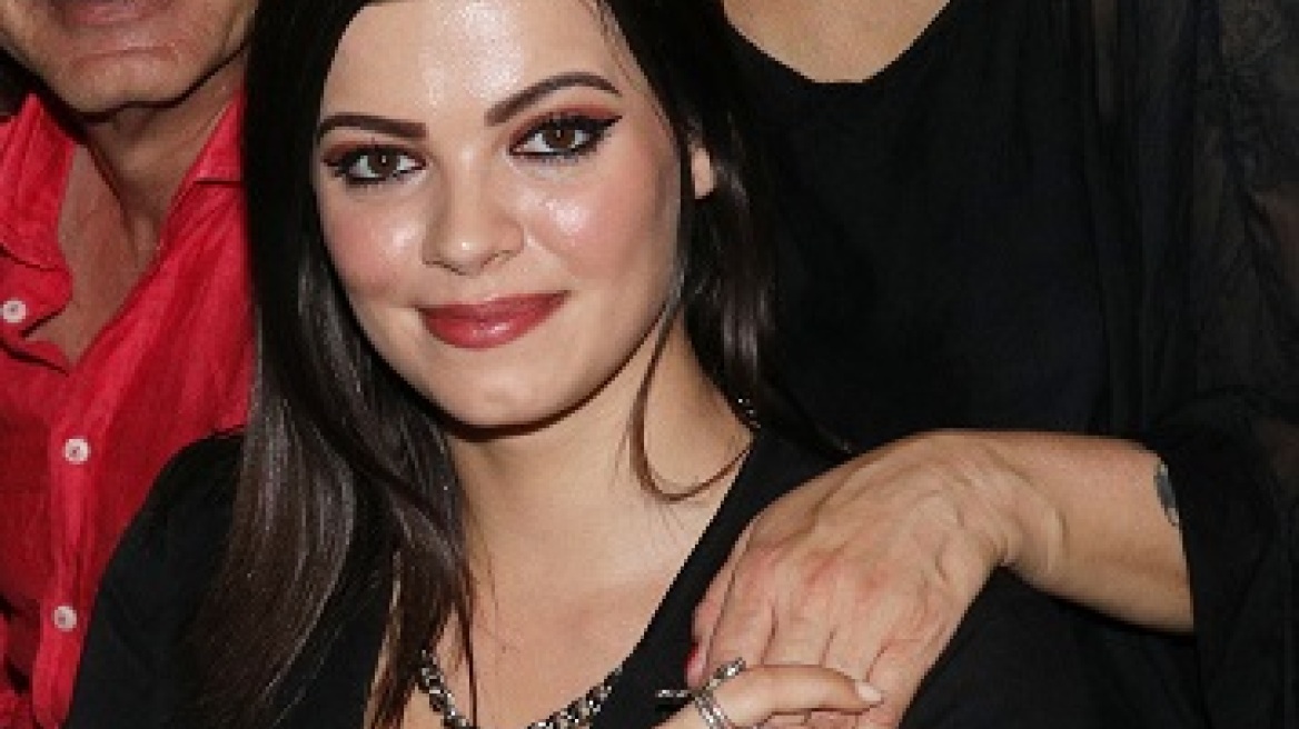 Τζένη Καζάκου: Ντυμένη στα μαύρα σε έξοδο με τους γονείς της