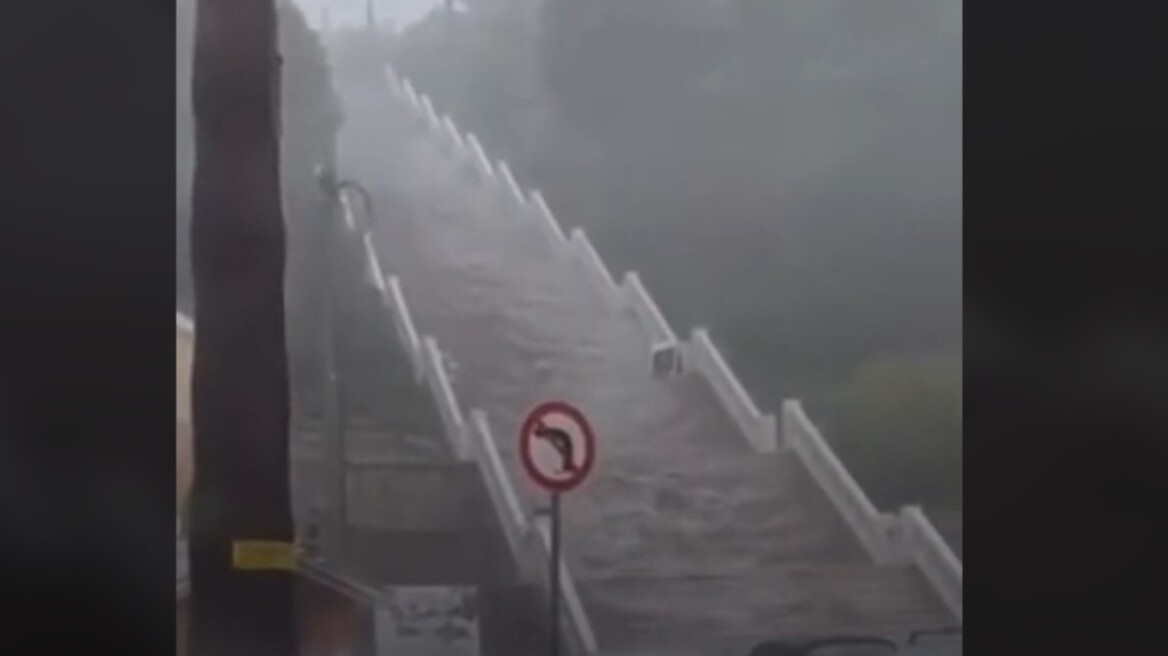 Πάτρα: «Καταρράκτης» έγιναν οι σκάλες της Αγίου Νικολάου λόγω της νεροποντής