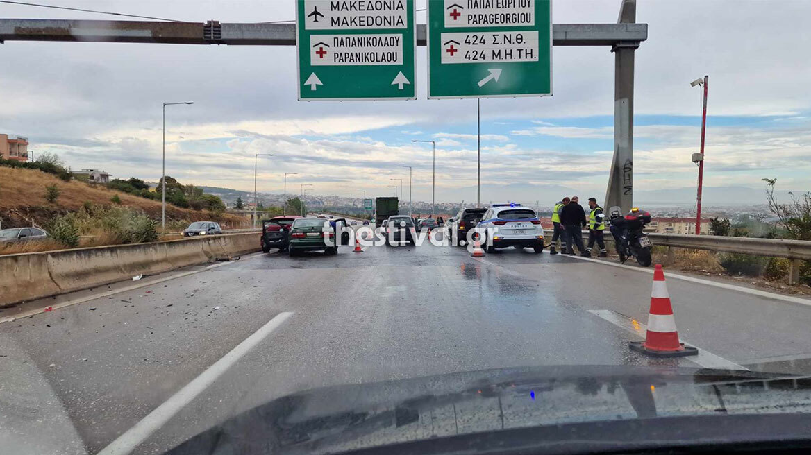 Kαραμπόλα 10 οχημάτων στον Περιφερειακό της Θεσσαλονίκης - Τρεις τραυματίες