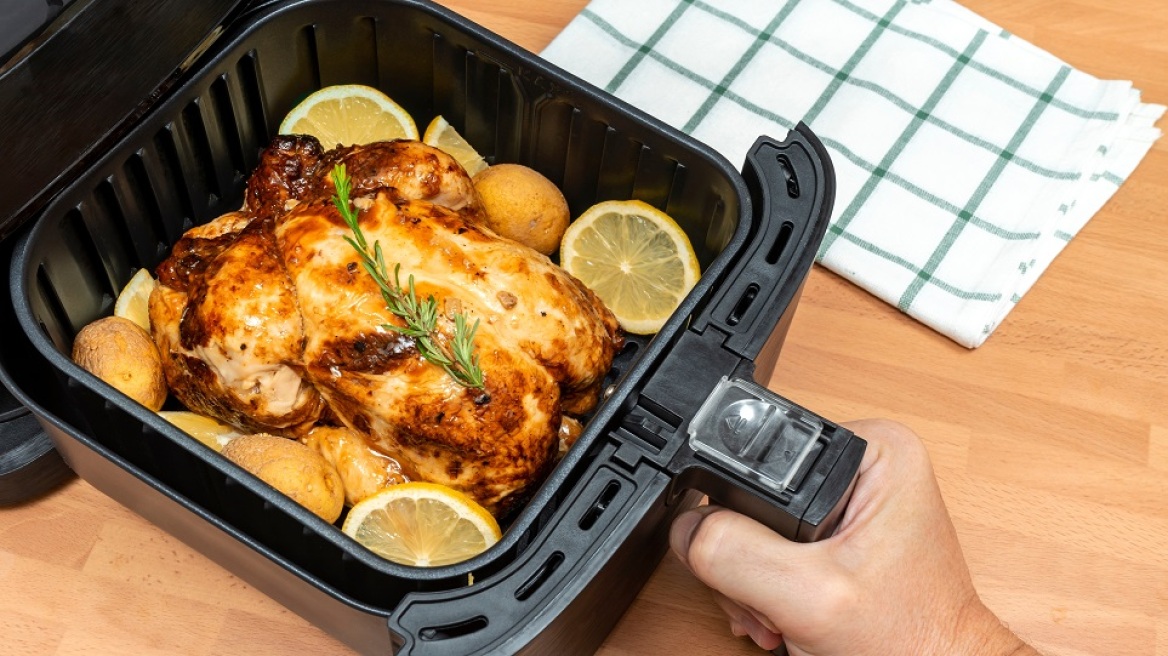 Ολόκληρο κοτόπουλο στο air fryer; Και όμως γίνεται γρήγορα και εύκολα!