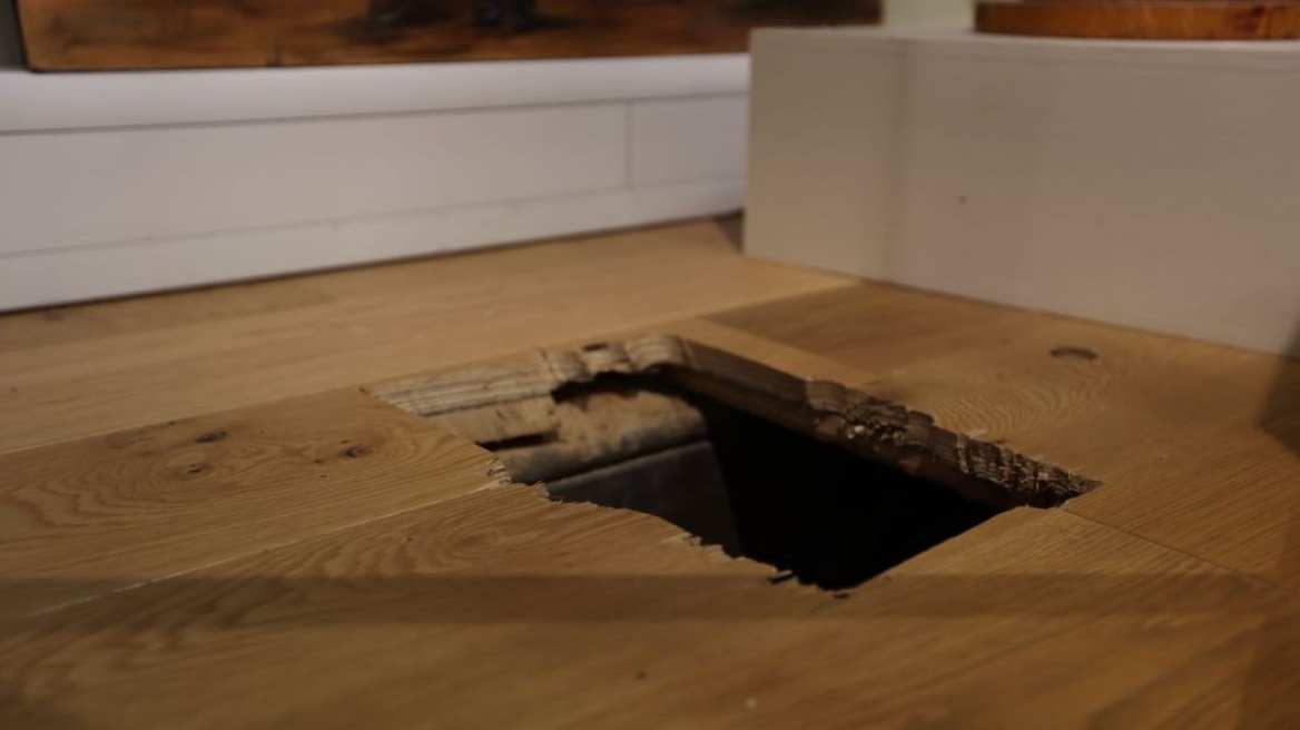 Βρετανία: Συμμορία άνοιξε τρύπα στο πάτωμα μουσείου για να κλέψει ασημένιες στρατιωτικές αντίκες – Δείτε βίντεο