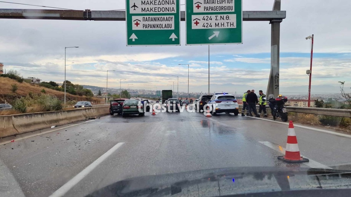 Θεσσαλονίκη: Καραμπόλα με 10 αυτοκίνητα στην Περιφερειακή Οδό – Ένας σοβαρά τραυματίας