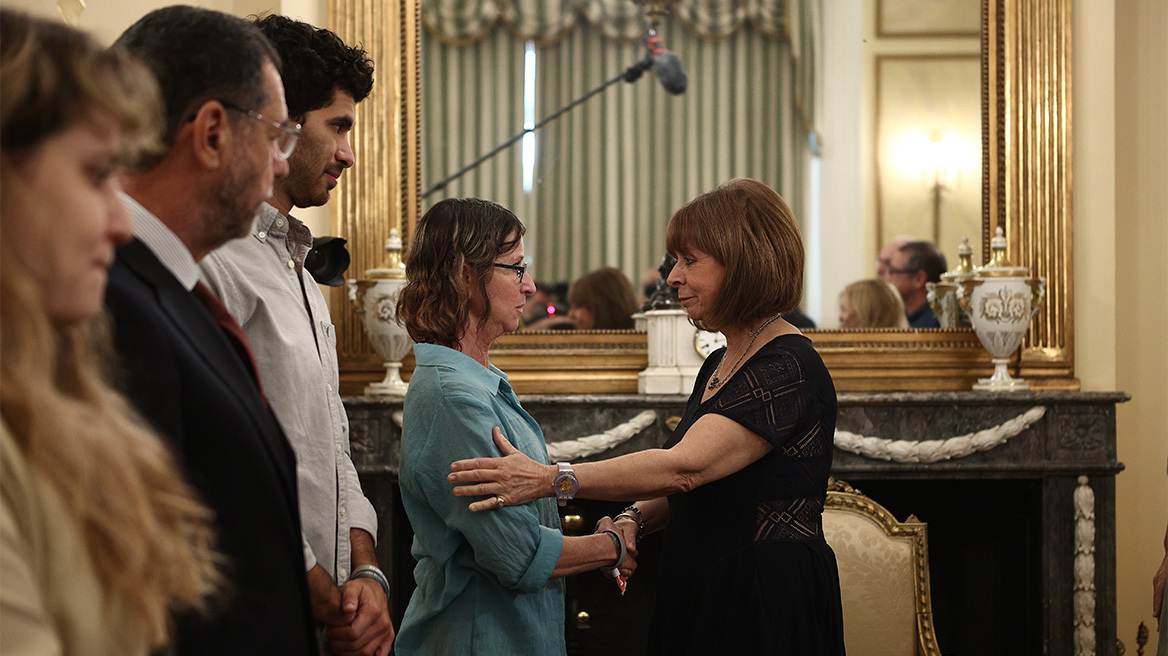 Σακελλαροπούλου σε συγγενείς απαχθέντων της Χαμάς: Προέχει να απελευθερωθεί άμεσα και χωρίς όρους το σύνολο των ομήρων