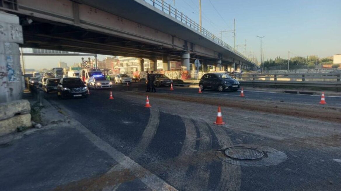Κίνηση στους δρόμους: Ταλαιπωρία στον Κηφισό - Έπεσαν μπάζα από φορτηγό στο ύψος του Ρέντη