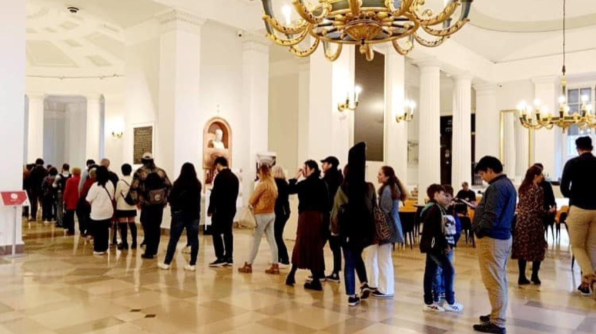 Ουγγαρία: Απέλυσαν τον επικεφαλής του Εθνικού Μουσείου που επέτρεψε σε ανήλικους την είσοδο σε έκθεση ΛΟΑΤΚΙ+