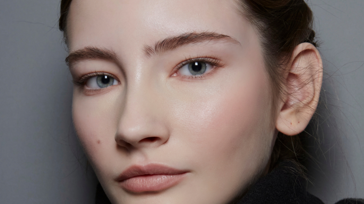 3 tip για τέλεια φρύδια και τα προϊόντα που θα σας βοηθήσουν να τα πετύχετε