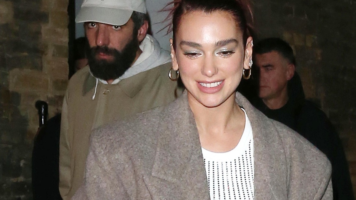 Ντούα Λίπα και Ρομέν Γαβράς σε κοινή έξοδο: Τα χαμόγελα της τραγουδίστριας και η αμηχανία του σκηνοθέτη