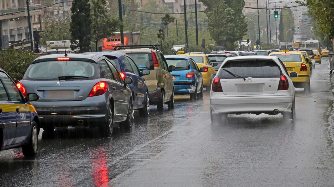 Κίνηση τώρα: Μποτιλιαρισμένοι οι δρόμοι της Αττικής λόγω της κακοκαιρίας