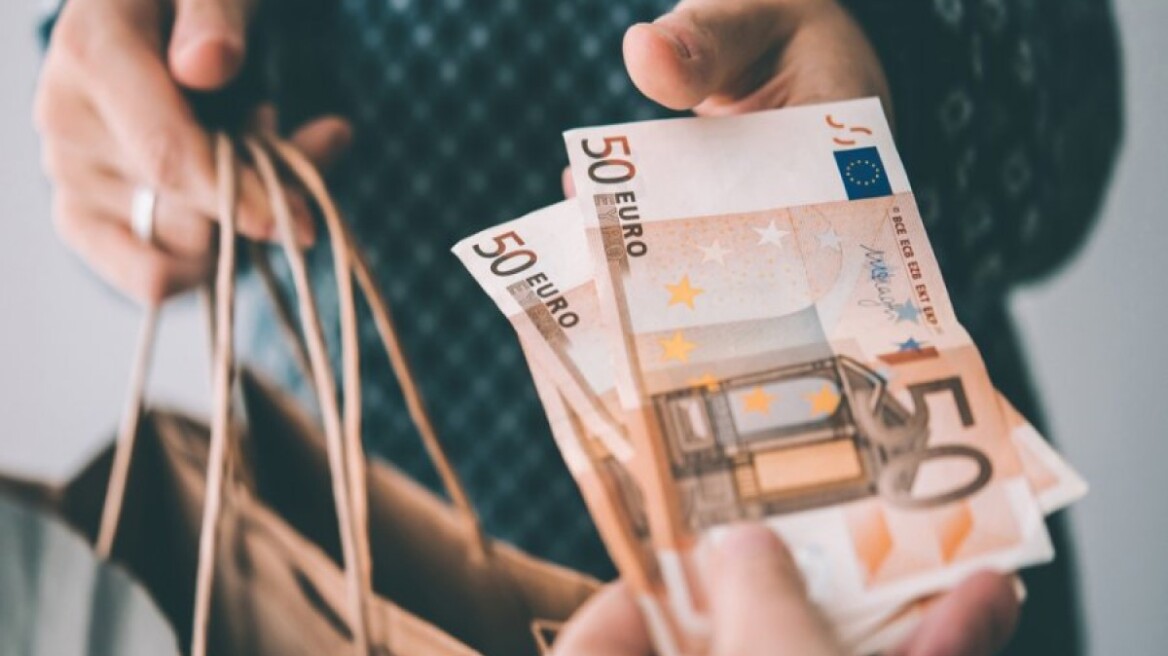 Χτύπημα στη φοροδιαφυγή με «πρόστιμο» στα μετρητά - Πώς τα €1.000 θα κοστίζουν... €2.000