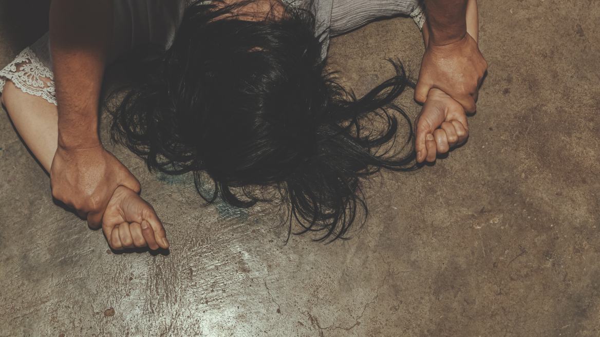 Καλλιθέα: Την έσωσε ο πρώην σύντροφός της - Το τηλεφώνημα που οδήγησε στη σύλληψη του 61χρονου που κρατούσε φυλακισμένη και βίαζε 48χρονη 