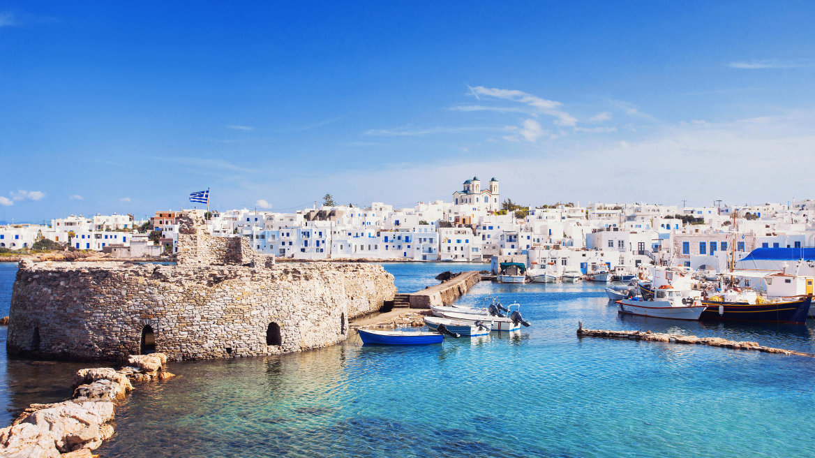 Η βρετανική Express αποθεώνει την Πάρο - Η mini-mykonos που δεν πλήττεται από τον υπερτουρισμό 