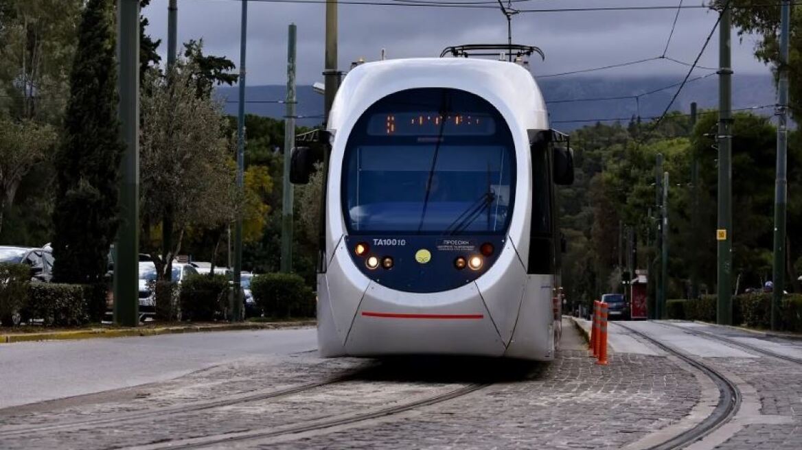 Πεζός παρασύρθηκε από το τραμ στον Νέο Κόσμο και τραυματίστηκε σοβαρά