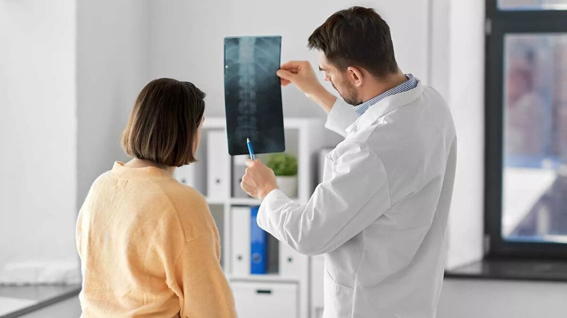 Σπονδυλική στήλη: Όλες οι εξελίξεις στις επεμβάσεις – Τα πλεονεκτήματα της ελάχιστα επεμβατικής χειρουργικής