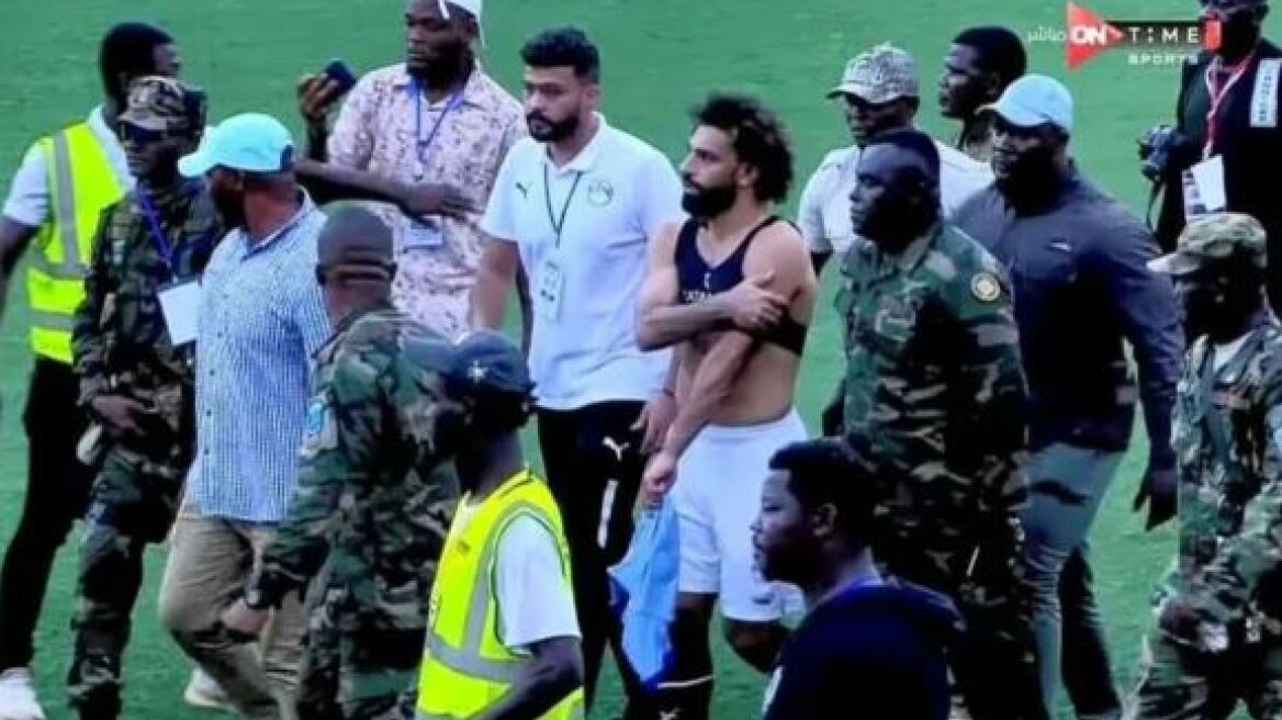 Σκηνικό τρόμου στην Σιέρα Λεόνε με εισβολείς οπαδούς να προσπαθούν να χτυπήσουν τον Σαλάχ - Δείτε βίντεο