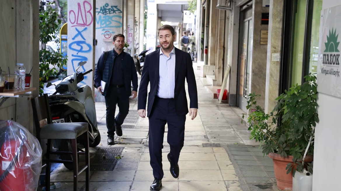 ΠΑΣΟΚ: Η στρατηγική για την εδραίωση της δεύτερης θέσης και η συζήτηση για τις μεταγραφές