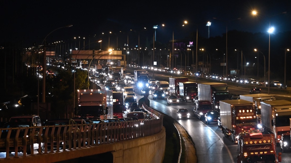 Κίνηση στους δρόμους: Μποτιλιάρισμα σε Κηφισό και Αττική Οδό - Δείτε live