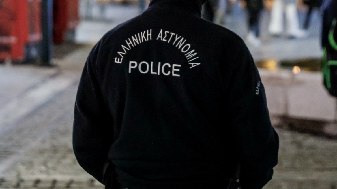 Ελεύθεροι ο «οικονομολόγος» αστυνομικός και ο επιχειρηματίας που κατηγορούνται ότι εξαπατούσαν πολίτες