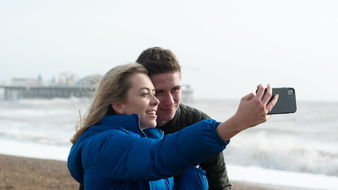 Τέσσερις λόγοι για τους οποίους τα πραγματικά αγαπημένα ζευγάρια δεν δείχνουν online τη ζωή τους 