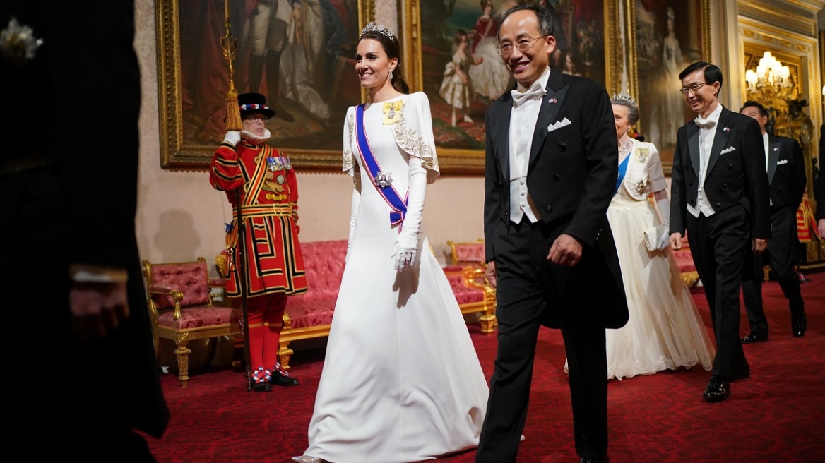 H Kate Middleton φόρεσε το απόλυτο χρώμα του χειμώνα σε επίσημη εκδήλωση του παλατιού 