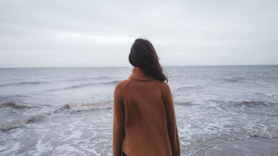 Οι ψυχολόγοι λένε πως αυτές οι 5 συνήθειες εντείνουν το άγχος και τη νευρικότητά μας