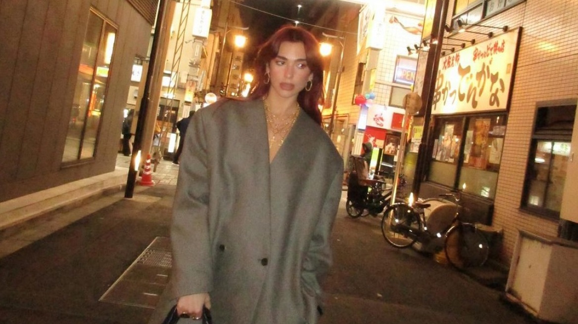 Ντούα Λίπα: Ποζάρει χωρίς παντελόνι στη μέση του δρόμου