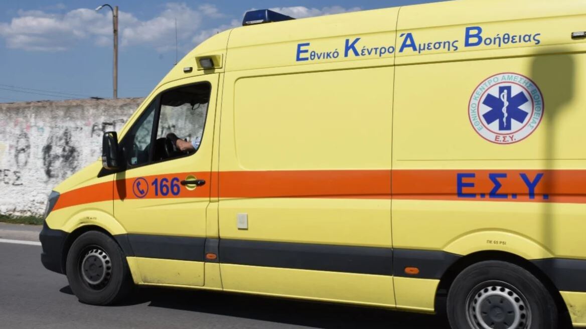 Θεσσαλονίκη: Στις φλόγες αυτοκίνητο στη Σίνδο - Με εγκαύματα στο νοσοκομείο ο οδηγός