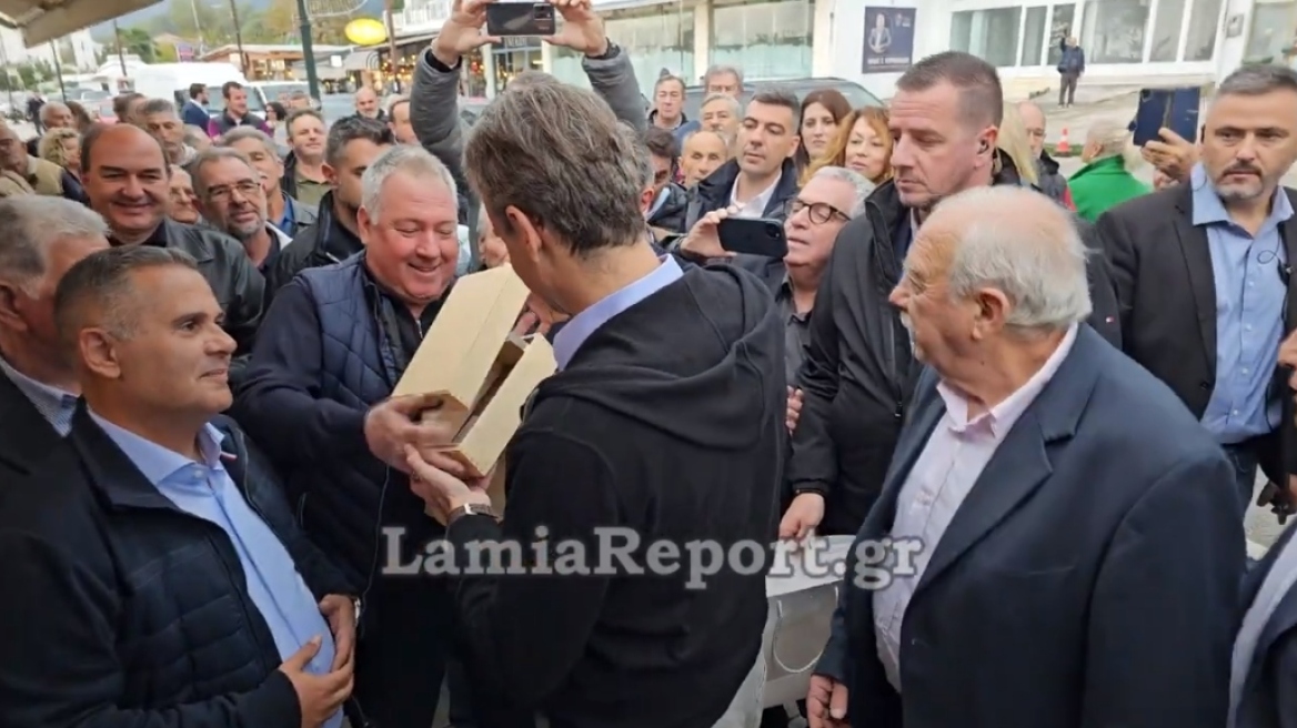 Μητσοτάκης: Του έκαναν δώρο ένα… κασελάκι – Πώς αντέδρασε