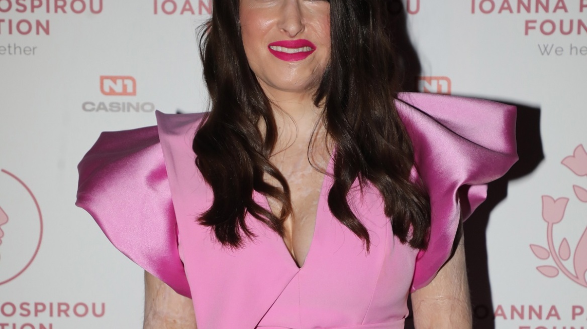 Ιωάννα Παλιοσπύρου: Φόρεσε το ροζ με εντυπωσιακά κομψό τρόπο