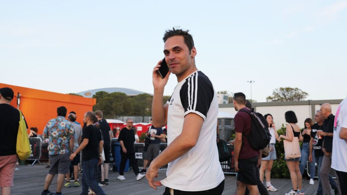 O Γιώργος Παπαγεωργίου κρατάει στα χέρια του τη νεογέννητη κόρη του 