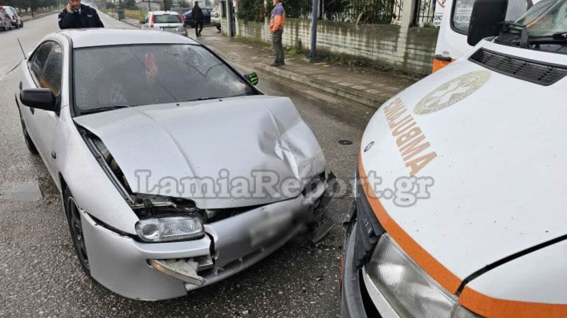 Λαμία: Πήγαινε ανάποδα σε μονόδρομο και συγκρούστηκε με ασθενοφόρο - Δείτε βίντεο, φωτογραφίες