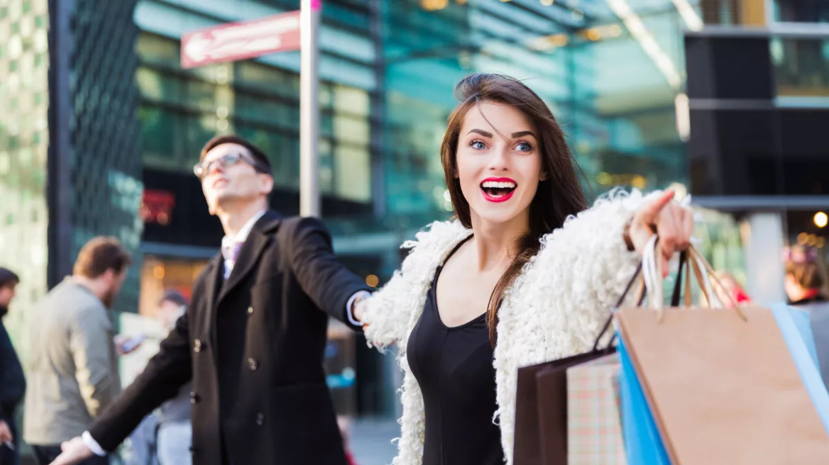 Black Friday – Εκπτώσεις: Τι προκαλούν στον εγκέφαλο οι ξέφρενες αγορές; Η ειδικός απαντά