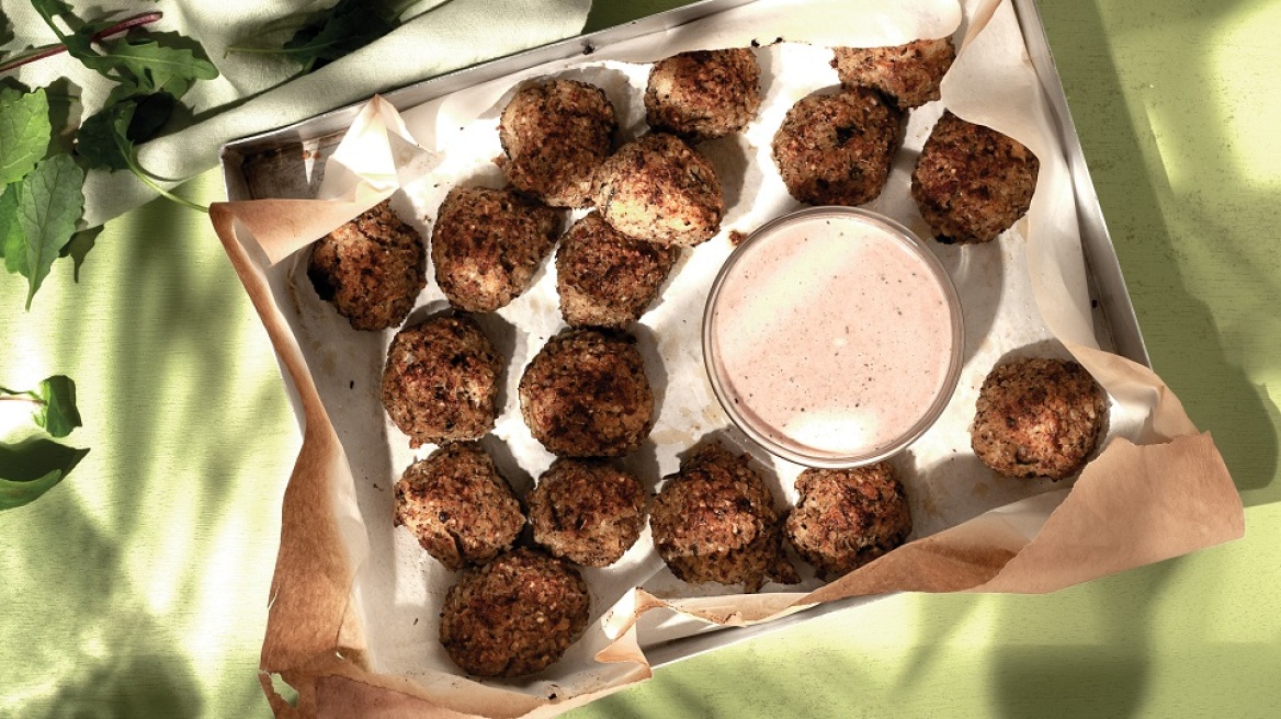 Λουκανικοκεφτέδες με πλιγούρι και κόκκινη γιαουρτόκρεμα