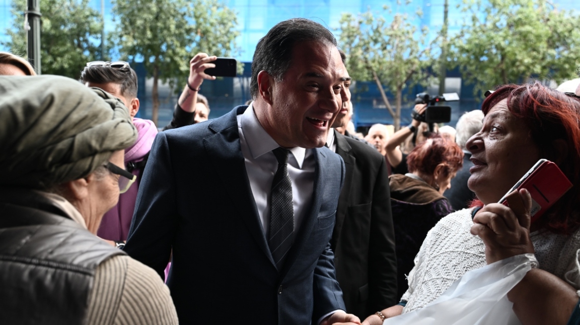 Άδωνις Γεωργιάδης: Κατέβηκε στην πόρτα του υπουργείου Εργασίας για να υποδεχθεί τους συνταξιούχους – Δείτε βίντεο