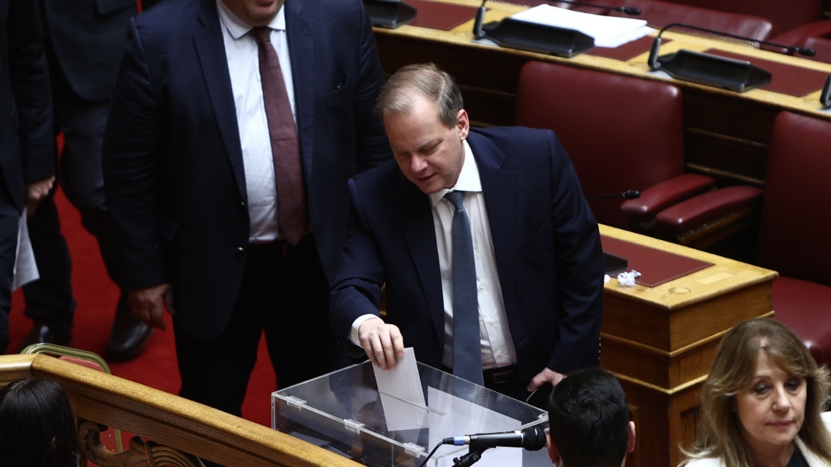 Προανακριτική για τα Τέμπη: Η Βουλή απέρριψε τις προτάσεις ΠΑΣΟΚ και ΣΥΡΙΖΑ