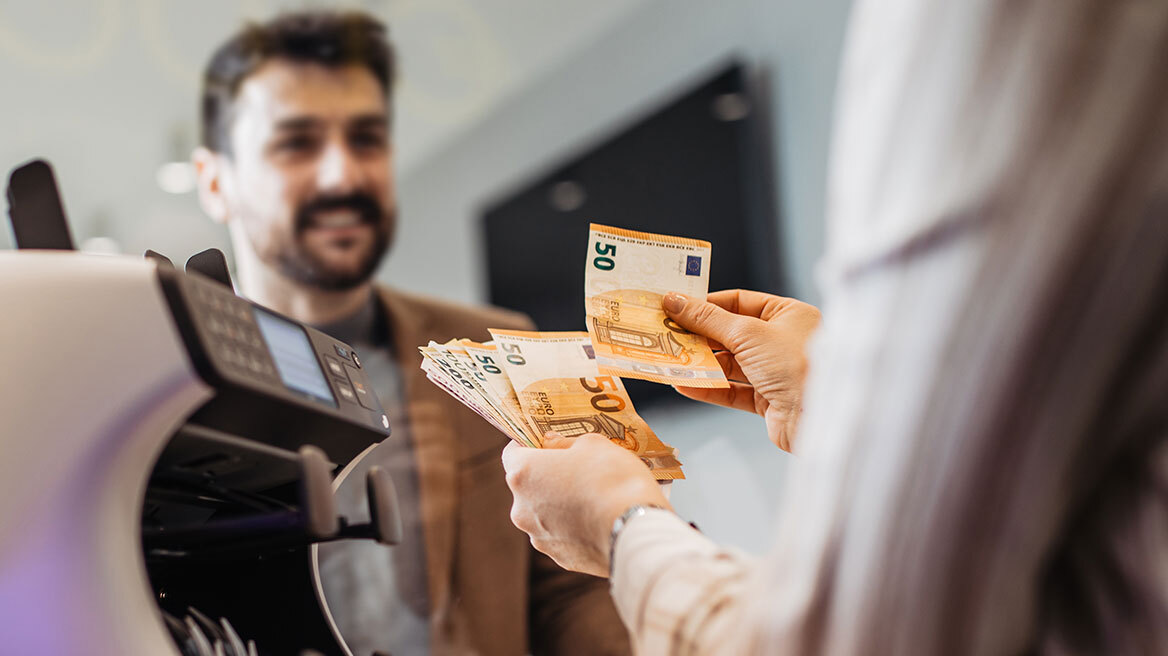 Αυξήσεις - επιδόματα τα Χριστούγεννα: Επτά παρεμβάσεις για την στήριξη των εισοδημάτων μέσα στον Δεκέμβριο