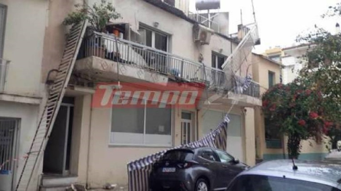 Πάτρα: Τέντα και σοβάδες μπαλκονιού  «προσγειώθηκαν» πάνω σε αυτοκίνητο