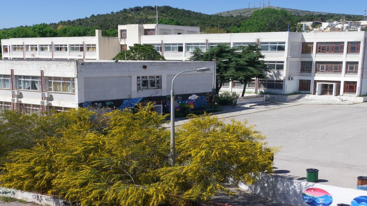 Περιστέρι: Χειροπέδες σε τρεις ανήλικους που εισέβαλαν σε σχολείο και απείλησαν τον διευθυντή 