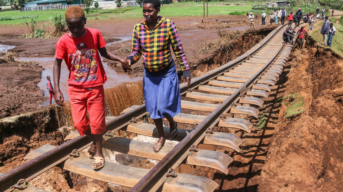 Γυναίκα γέννησε μέσα σε ξύλινη βάρκα με κουπιά: Λόγω πλημμύρας δεν κατάφερε να φτάσει εγκαίρως στο μαιευτήριο