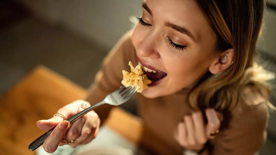 «Πρέπει να κόψω το βραδινό για να αδυνατίσω» – Και άλλοι 4 μύθοι για την απώλεια βάρους