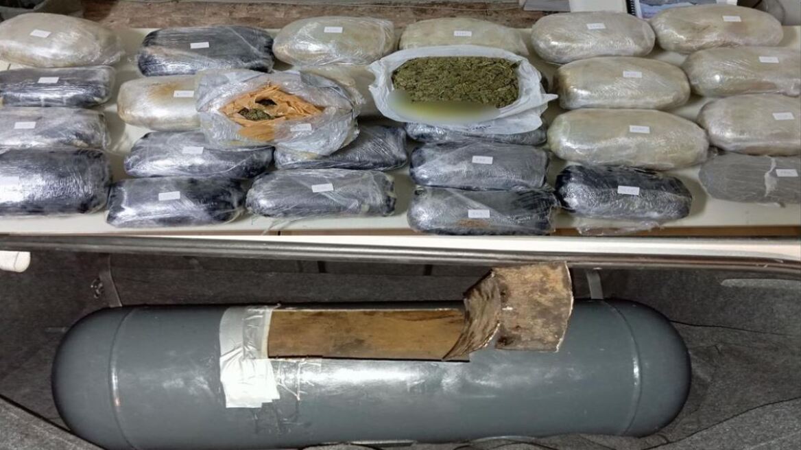 Κοζάνη: Έφτιαξαν κρύπτες σε Ι.Χ. αυτοκίνητο και μετέφεραν 26 κιλά κάνναβης