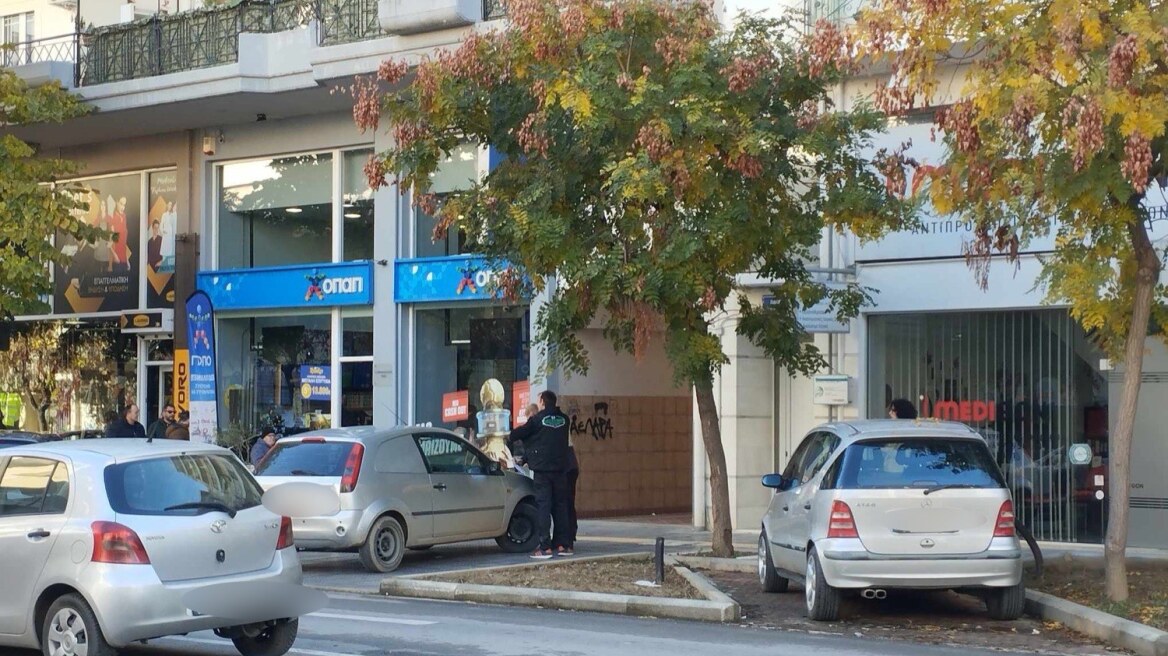 Λάρισα: Αυτοκίνητο παρέσυρε γυναίκα στο κέντρο της πόλης - Μεταφέρθηκε στο νοσοκομείο