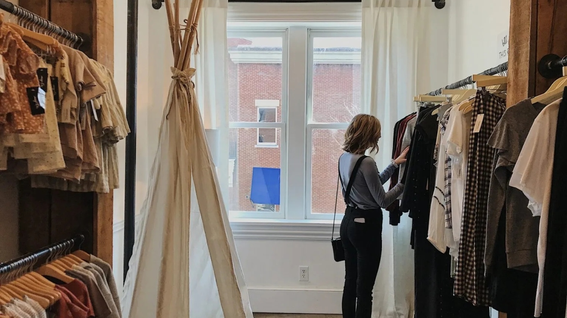 Vintage μαγαζιά στην Αθήνα: Οι καλύτερες διευθύνσεις για ρούχα από τις μητροπόλεις της μόδας