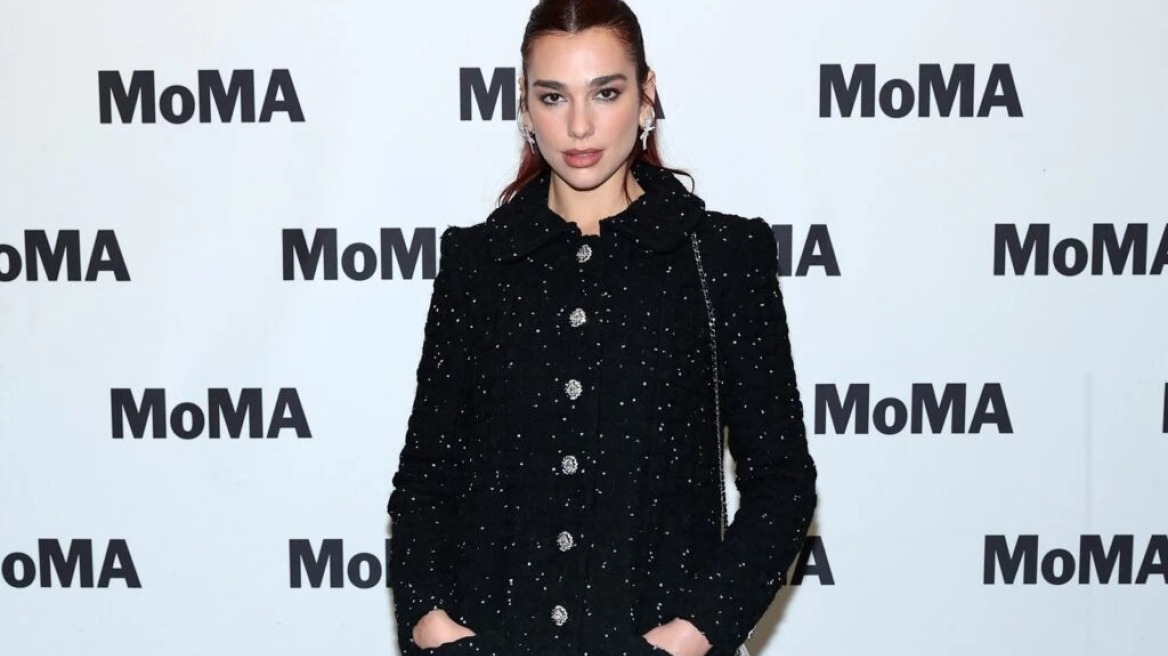 Η Ντούα Λίπα φόρεσε το πιο γιορτινό παλτό στο κόκκινο χαλί