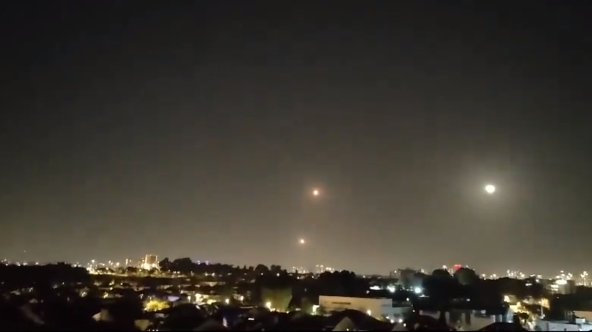 Πόλεμος στο Ισραήλ: Με μεγάλη επίθεση ρουκετών στο Τελ Αβίβ απαντά η Χαμάς στους βομβαρδισμούς - Δείτε βίντεο