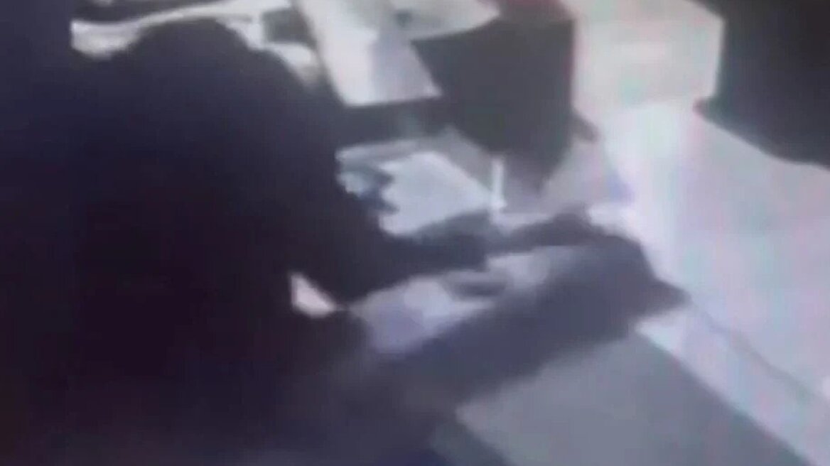 Άγιος Δημήτριος: Βίντεο ντοκουμέντο από διάρρηξη σε κοσμηματοπωλείο 