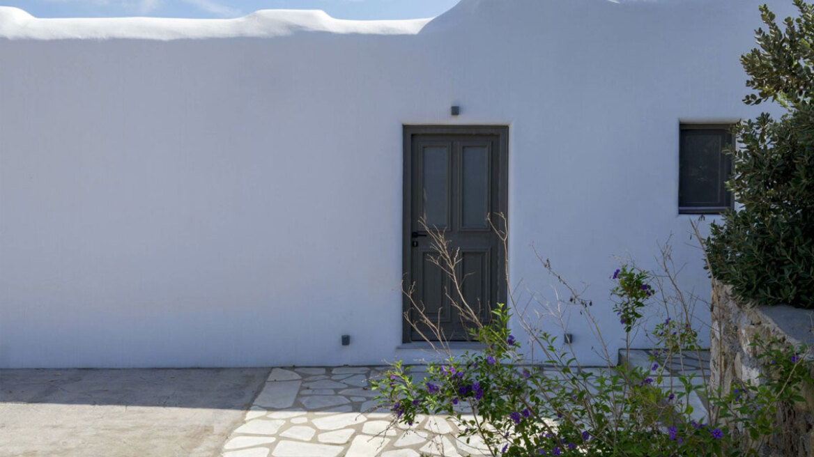 Eνα κτίσμα 200 ετών στη Μύκονο μεταμορφώθηκε σε μια ατμοσφαιρική κατοικία 85 τ.μ.