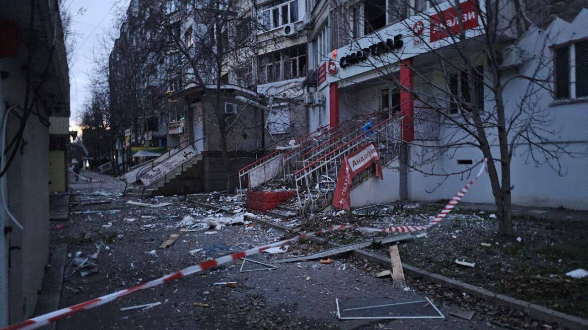 Ουκρανία: Ρωσικά πλήγματα στη Χερσώνα προκάλεσαν τον θάνατο δύο ανθρώπων - Για «τρομοκρατικές επιθέσεις» μίλησε ο Ζελένσκι