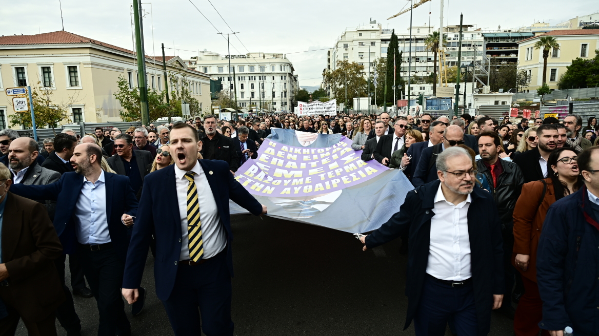 Συλλαλητήριο των ελεύθερων επαγγελματιών ενάντια στο φορολογικό νομοσχέδιο - Δείτε φωτογραφίες